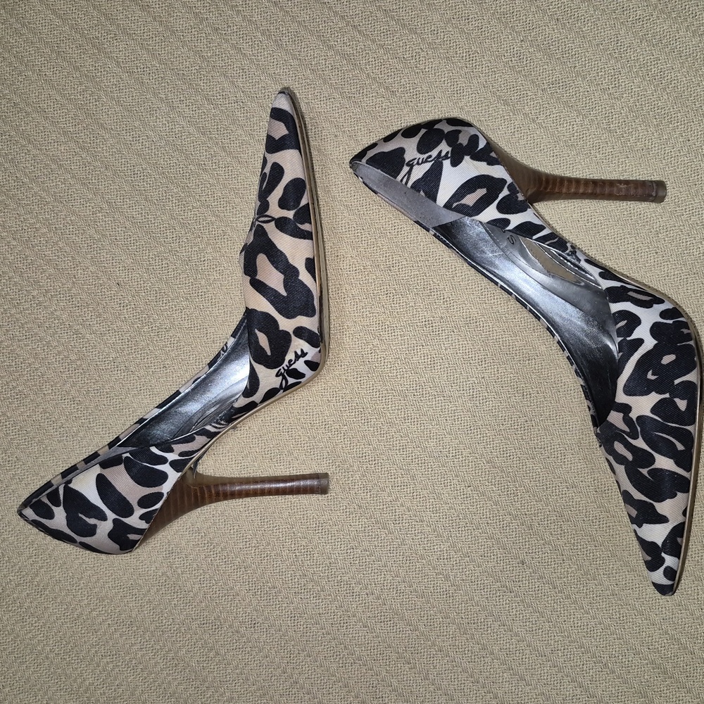GUESS Carrie  Women's Leopard Print Pointed Heels Sz. 9 - Picture 3 of 5
